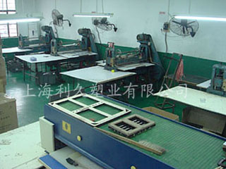 厚吸塑制品切割车间